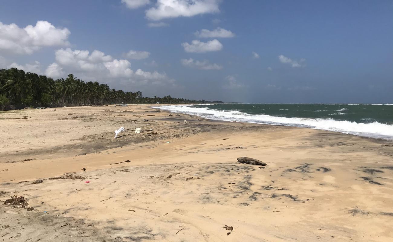 Photo de Thirukkovil beach avec sable lumineux de surface