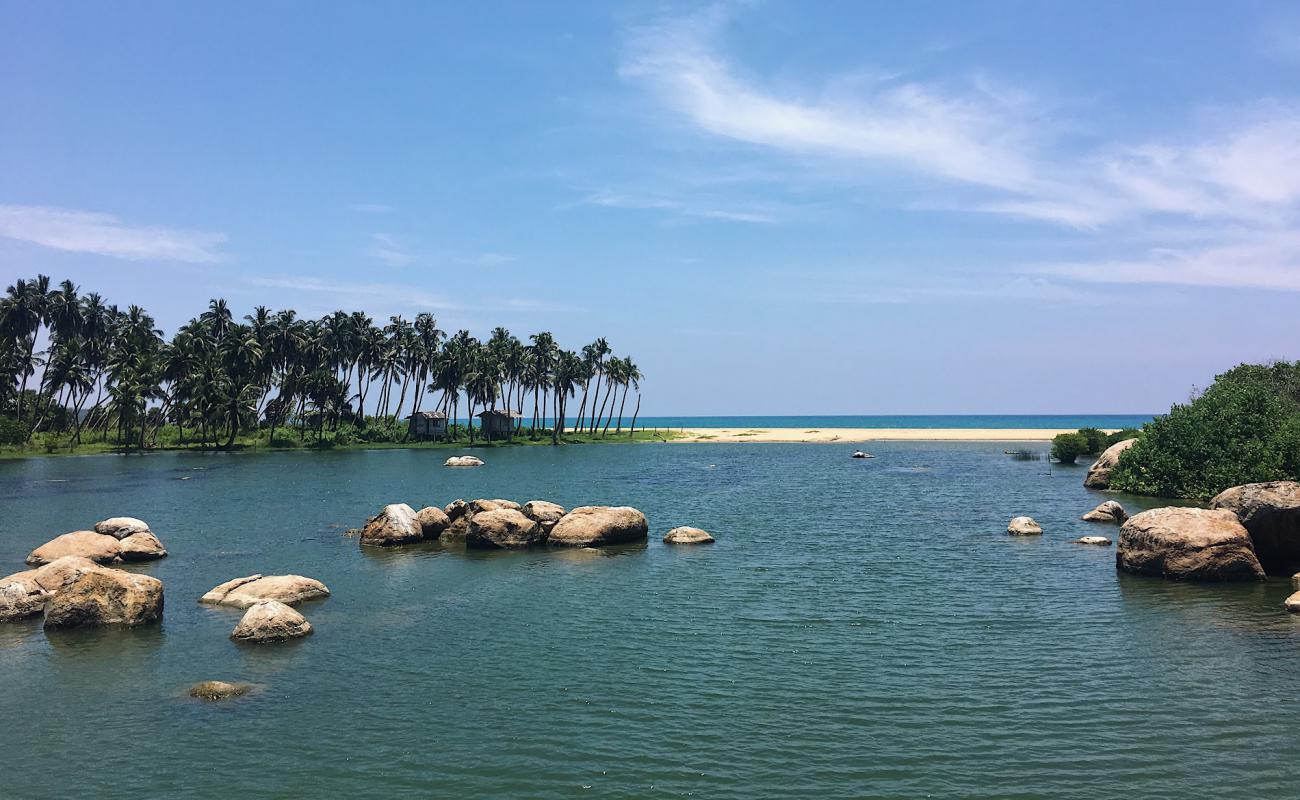 Photo de Komari Beach avec sable beige de surface