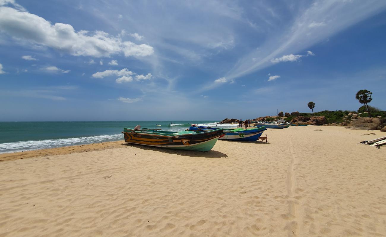 Photo de Pottuvil point Beach avec sable lumineux de surface