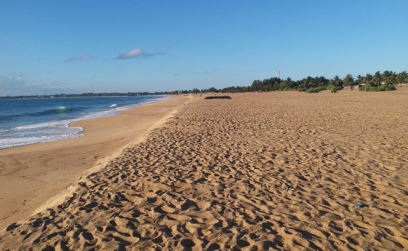 Photo de Jalaldeen Square Beach avec sable lumineux de surface