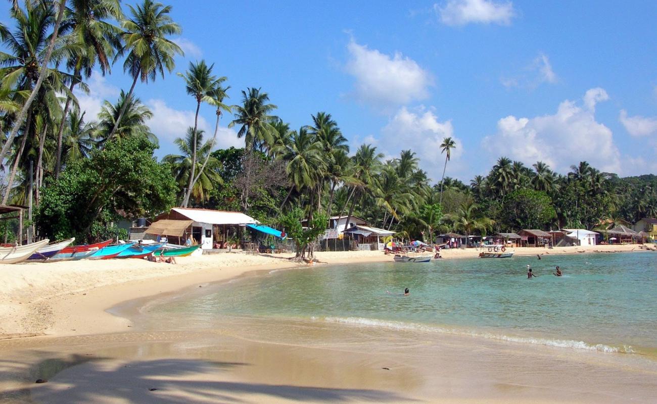 Photo de Arugam Bay Beach avec sable fin et lumineux de surface