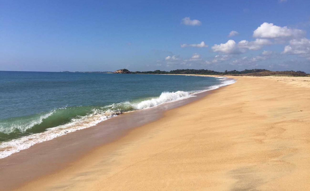 Photo de Pasarichenai Beach avec sable fin et lumineux de surface