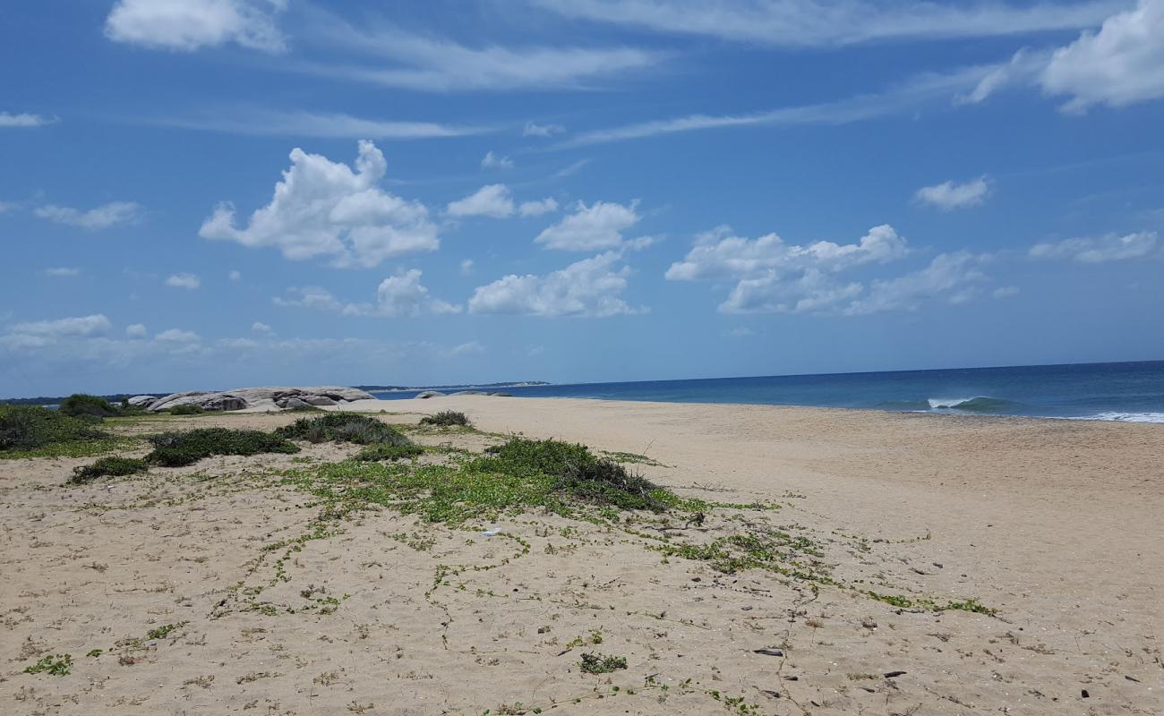 Photo de Okanda Beach avec sable lumineux de surface