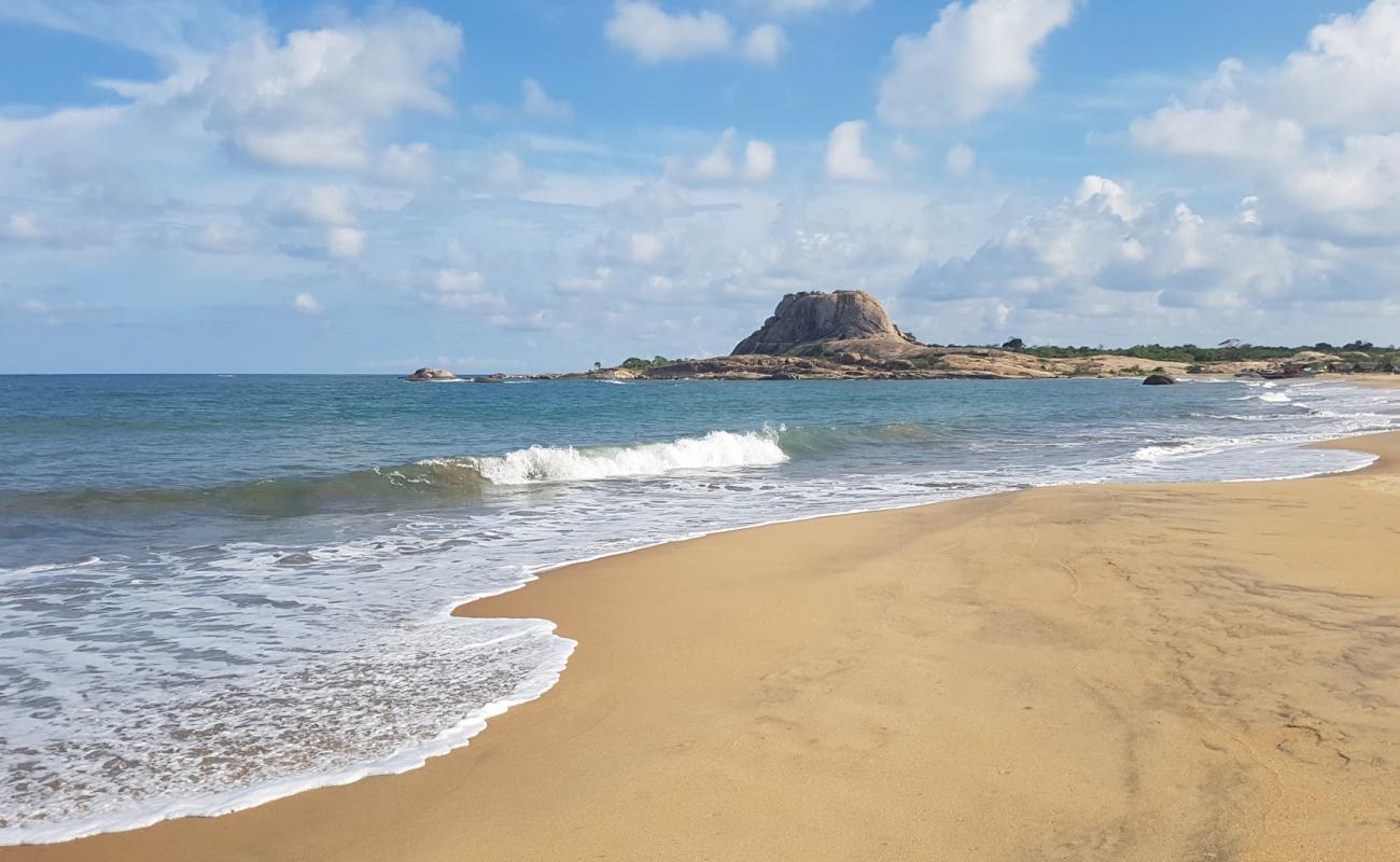 Photo de Patanangala Beach avec sable lumineux de surface