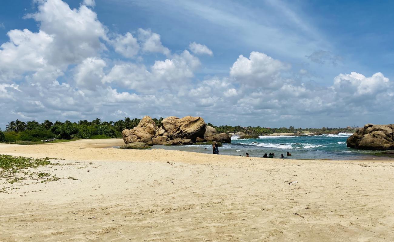 Photo de Nidangala Beach avec sable lumineux de surface