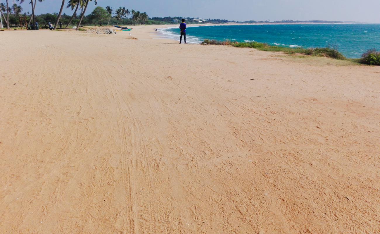 Photo de Hambantota Beach avec sable lumineux de surface