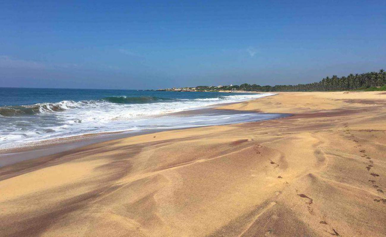 Photo de Godawaya Beach avec sable lumineux de surface