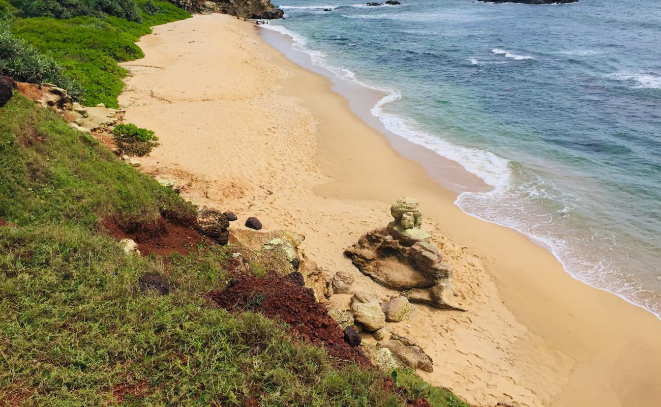 Photo de Ussangoda Beach avec sable lumineux de surface