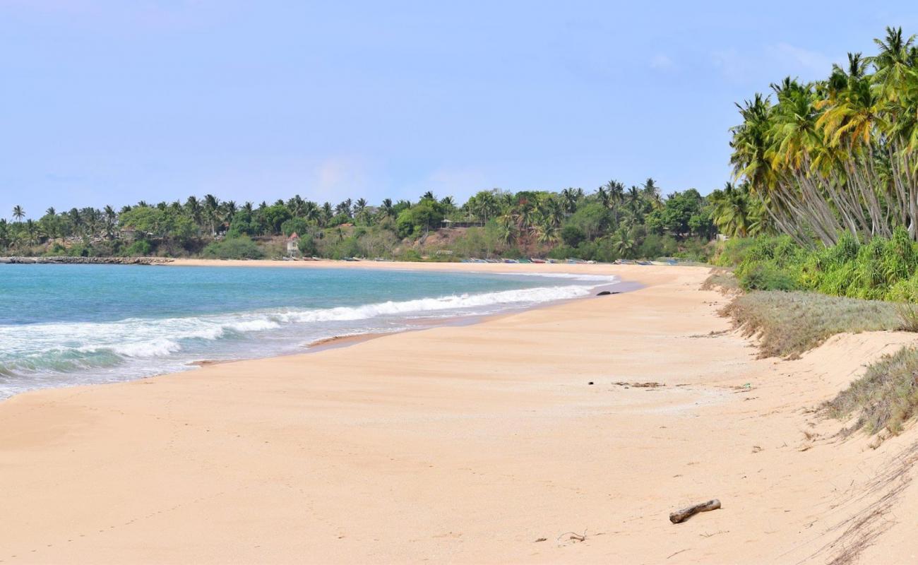 Photo de Kalametiya Beach avec sable beige de surface