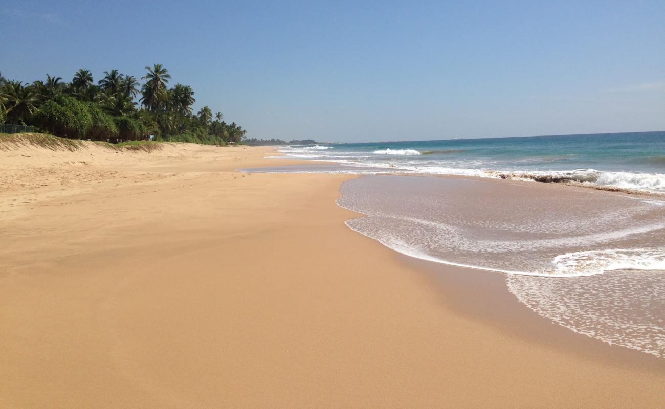 Photo de Kahandamodara Beach avec sable beige de surface