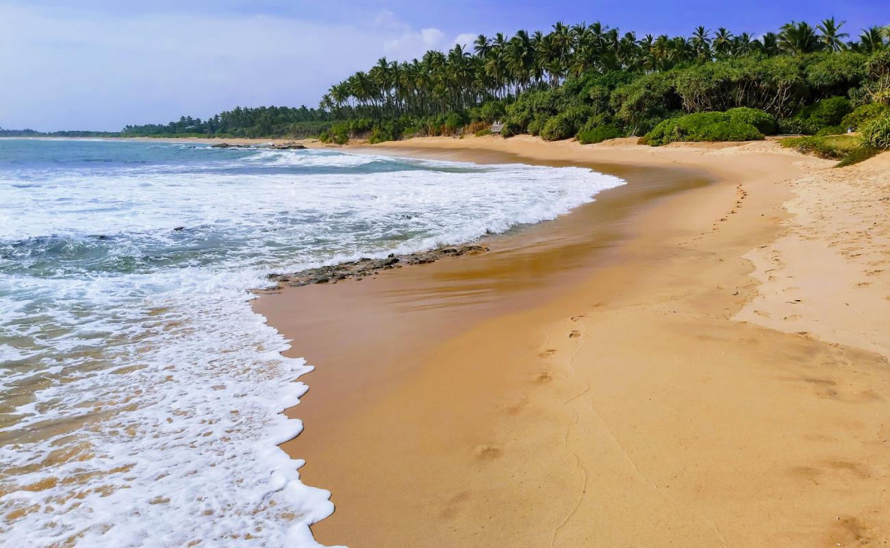 Photo de Rekawa Beach avec sable lumineux de surface