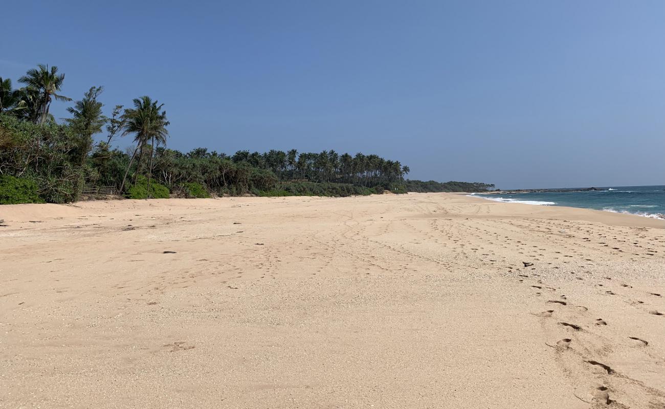 Photo de Rekawa Turtle Beach avec sable lumineux de surface