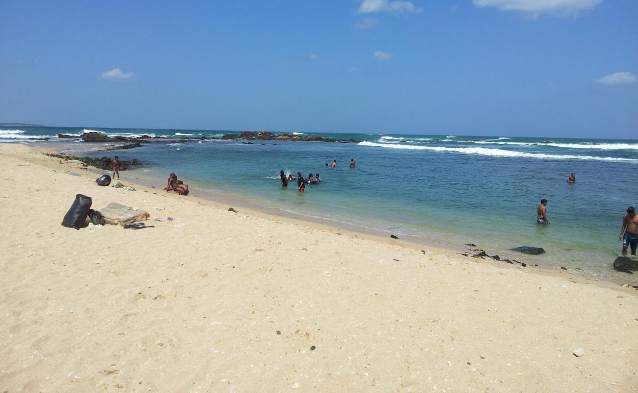 Photo de Tangalle Beach II avec sable lumineux de surface