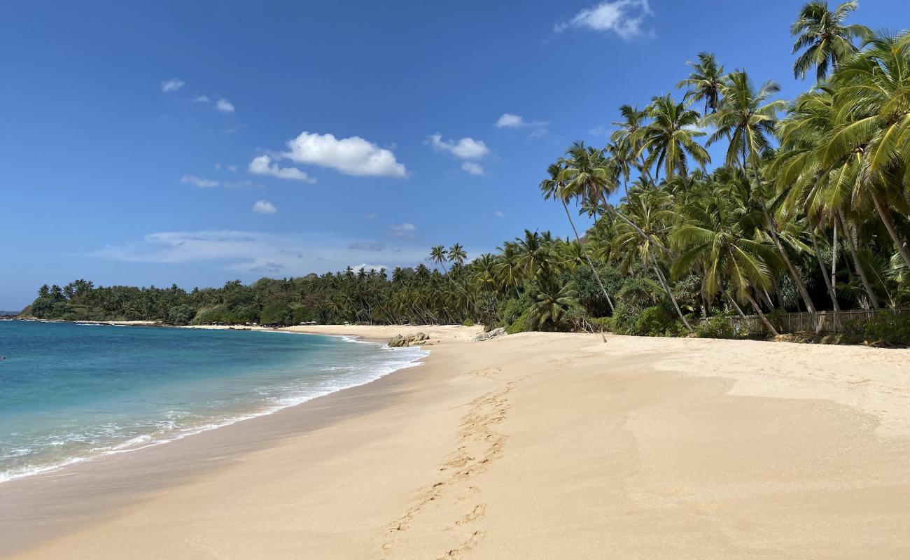 Photo de Plage Silent avec sable fin et lumineux de surface