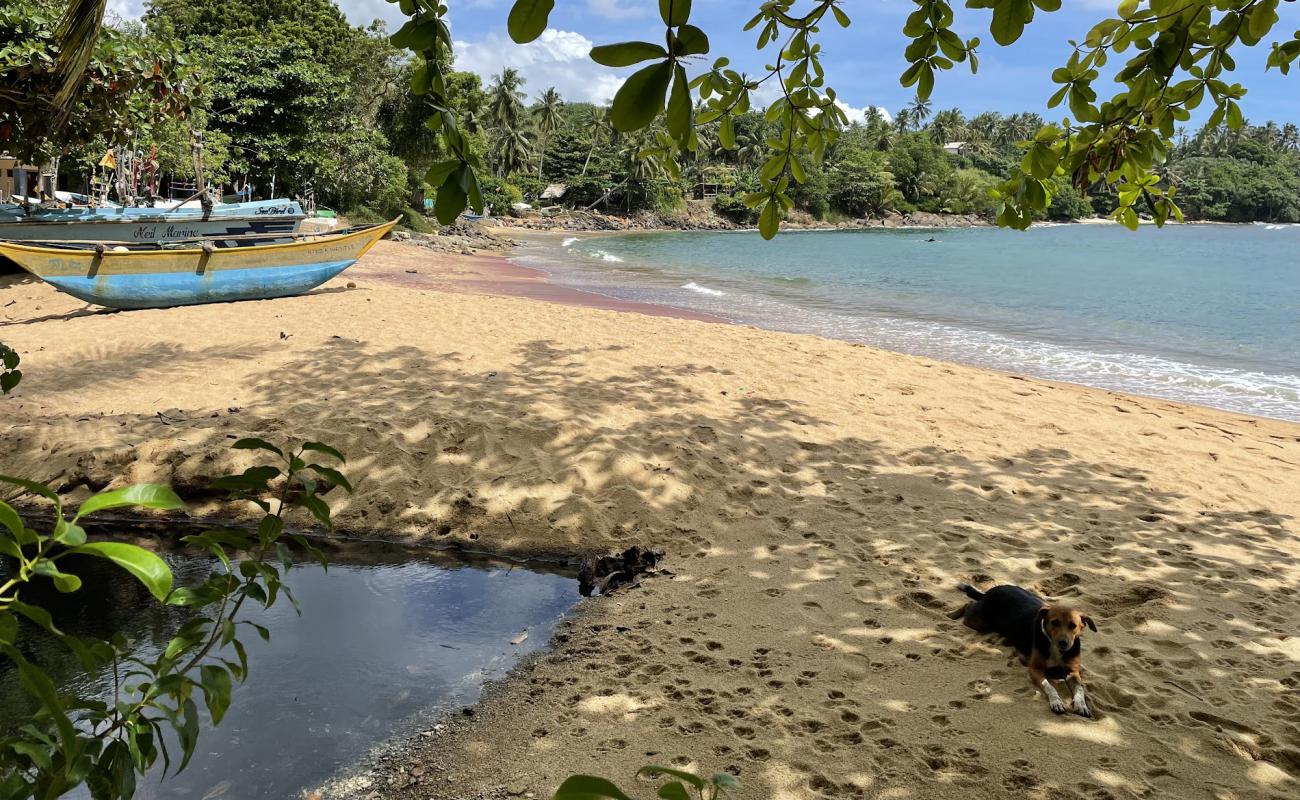 Photo de Unakuruwa Beach avec sable beige de surface