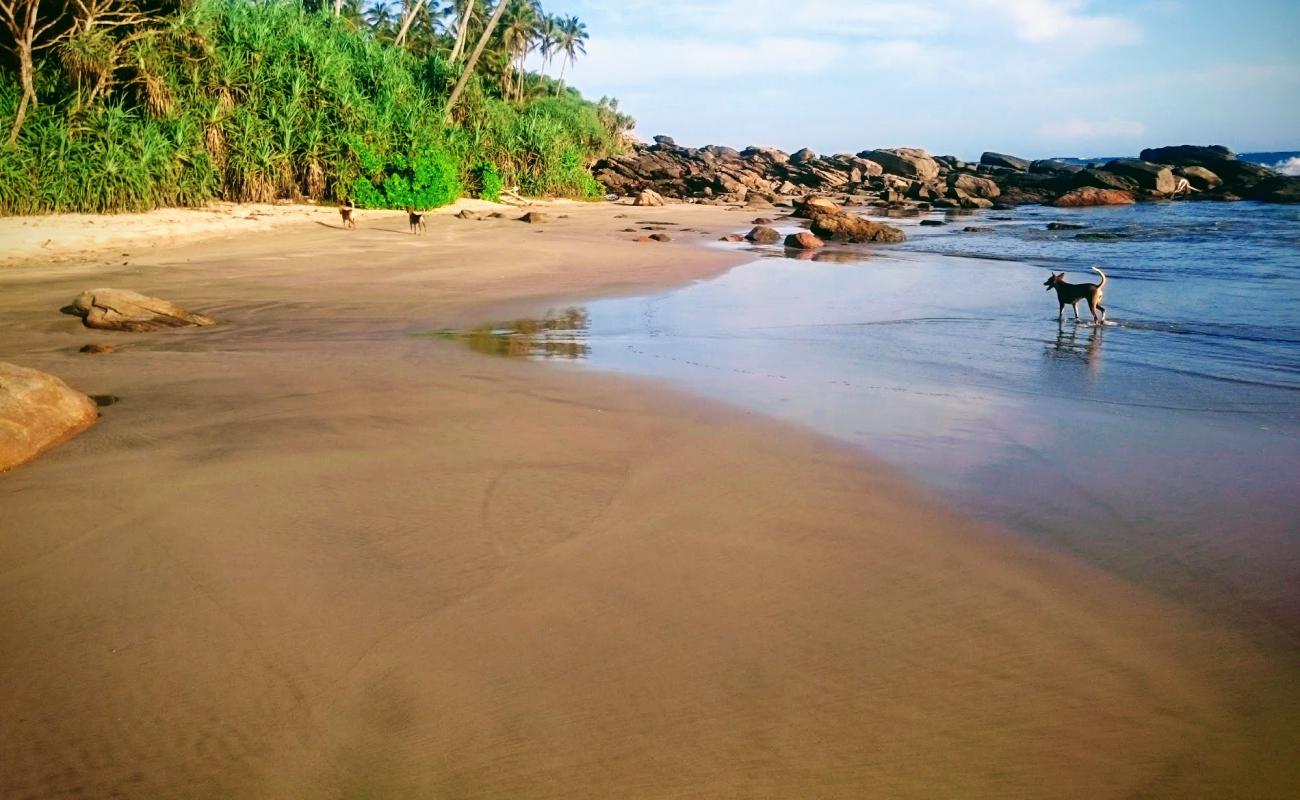 Photo de Hiru Beach avec sable lumineux de surface