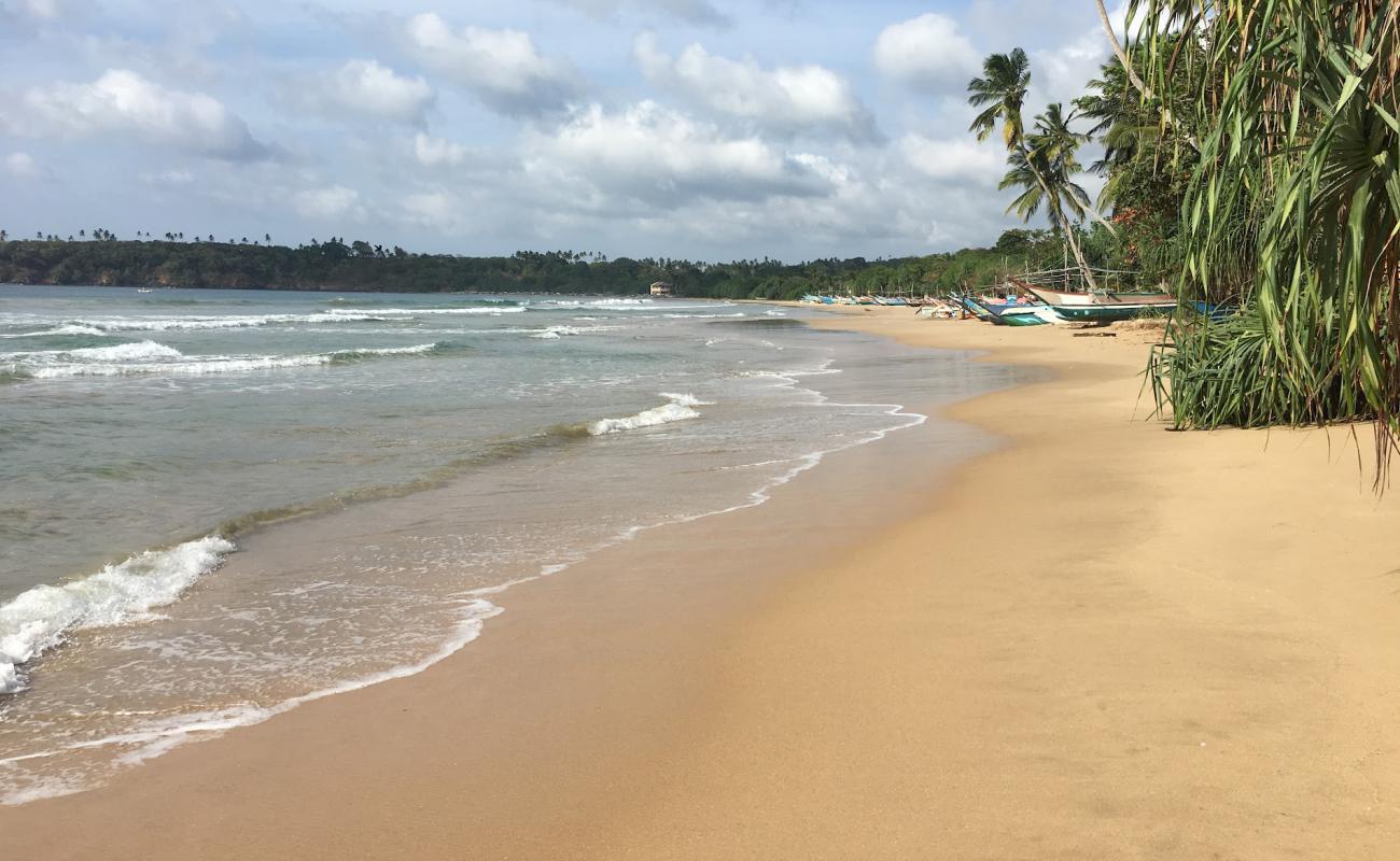Photo de Mawella Beach avec sable beige de surface