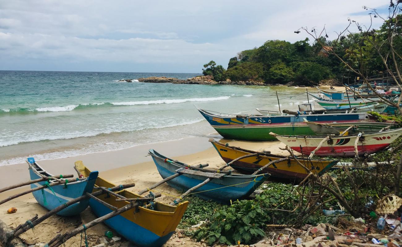 Photo de Hummanaya Bay Beach avec sable brun & rochers de surface