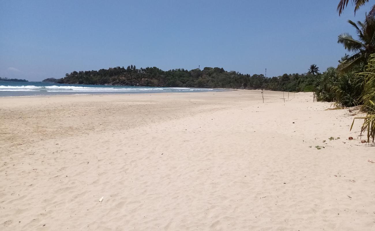 Photo de Kudawella Beach avec sable lumineux de surface