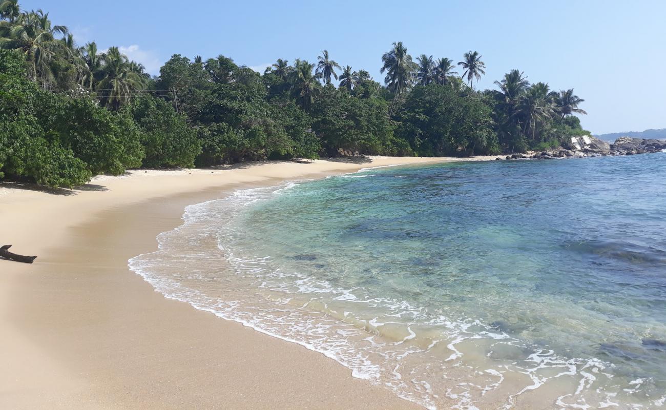 Photo de Serene Hotel Beach avec sable lumineux de surface