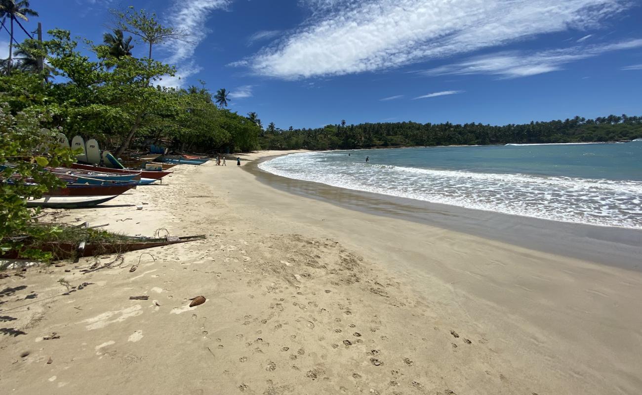 Photo de Hiriketiya Beach avec sable beige fin de surface