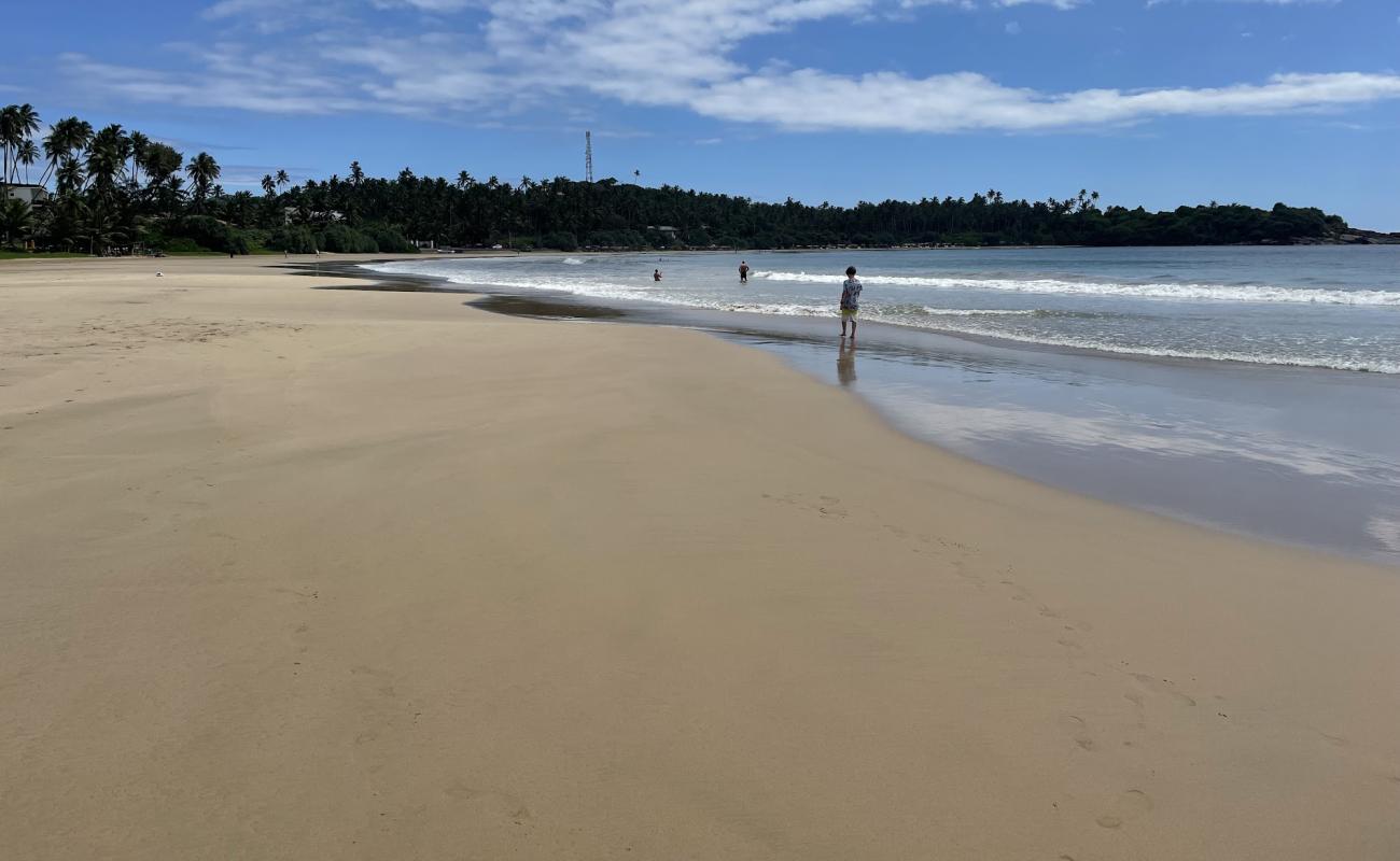 Photo de Dickwella Beach avec sable fin et lumineux de surface