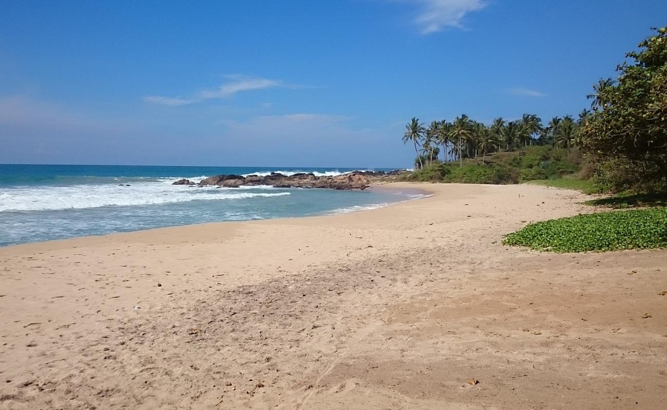 Photo de Batigama Beach avec sable lumineux de surface