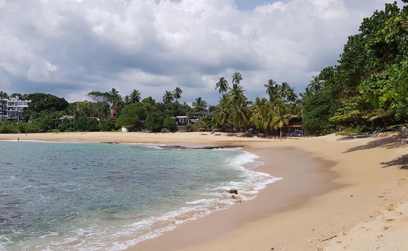 Photo de Talalla Beach avec sable beige fin de surface