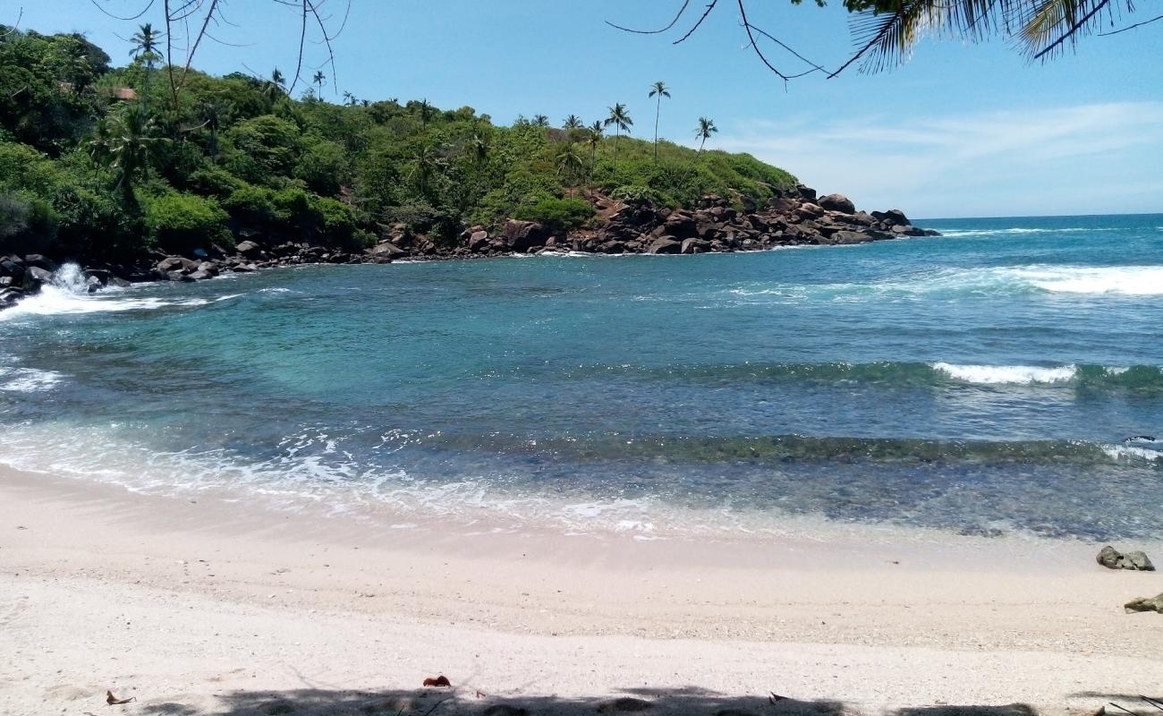 Photo de Secret Beach Wawwa avec sable brillant et rochers de surface