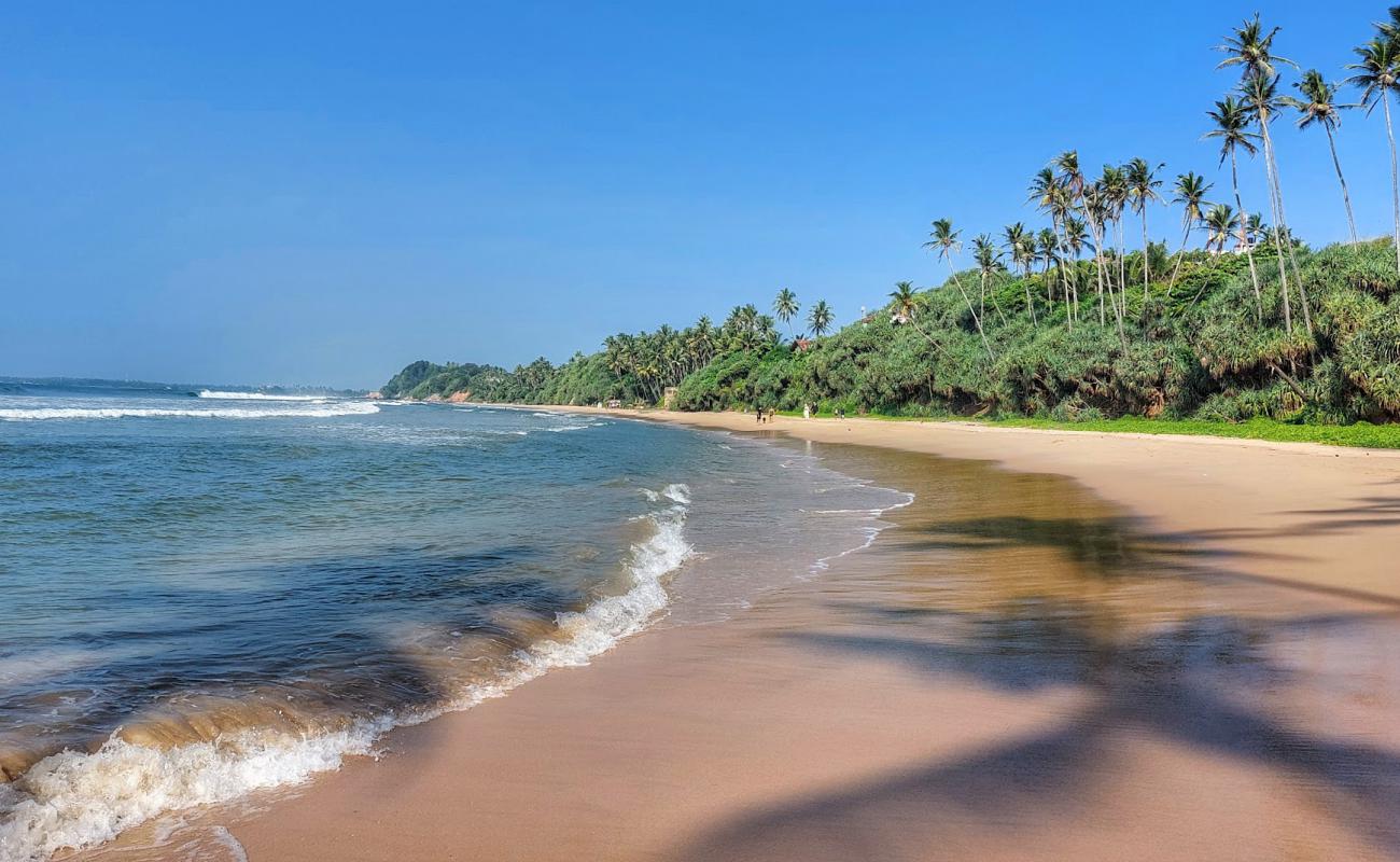 Photo de Lakshawaththa Beach avec sable fin et lumineux de surface