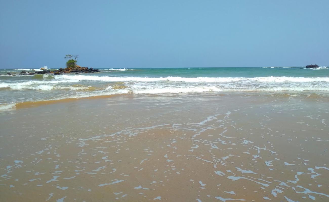 Photo de Nilawala Beach avec sable lumineux de surface