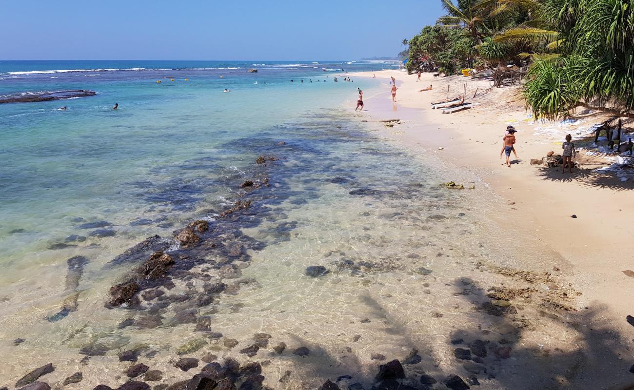 Photo de Madiha Beach avec sable brillant et rochers de surface