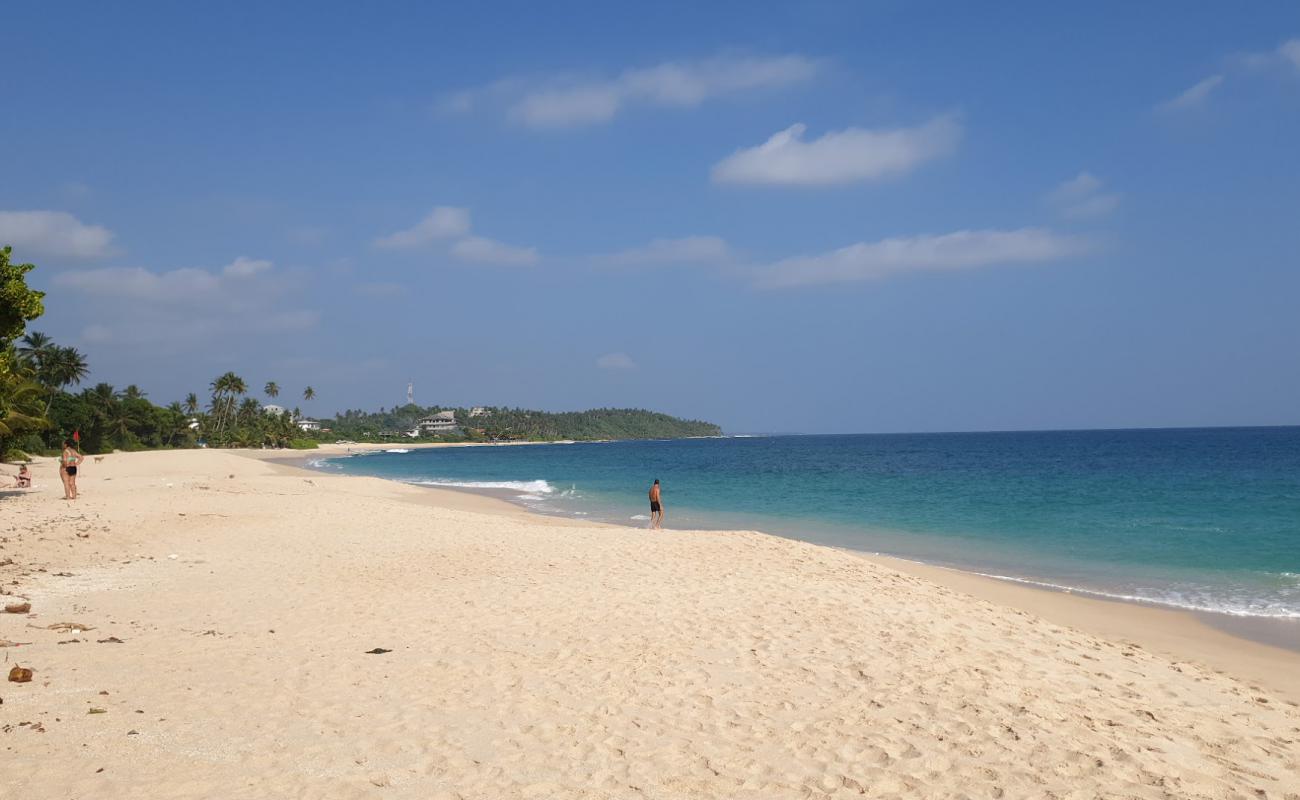 Photo de Kamburugamuwa Beach avec sable lumineux de surface