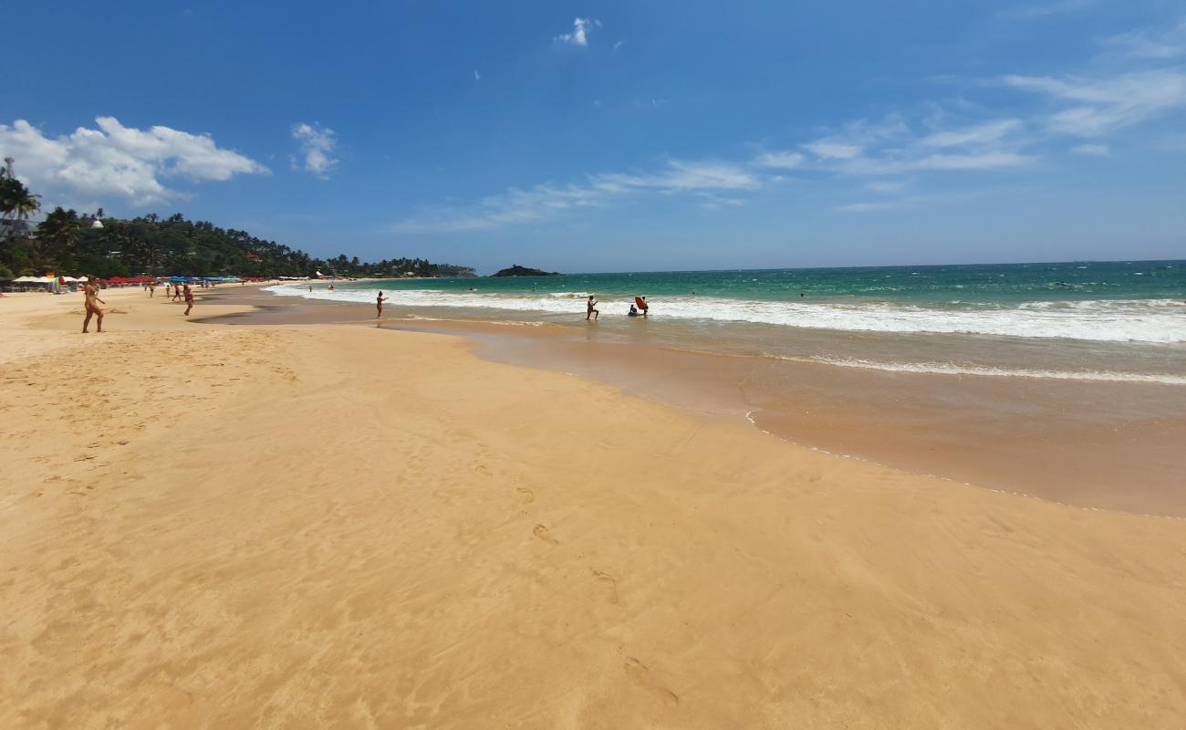 Photo de Plage de Mirissa avec sable fin et lumineux de surface