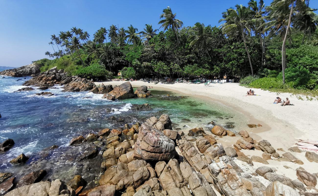 Photo de Secret Beach Mirissa avec sable beige & pierres de surface