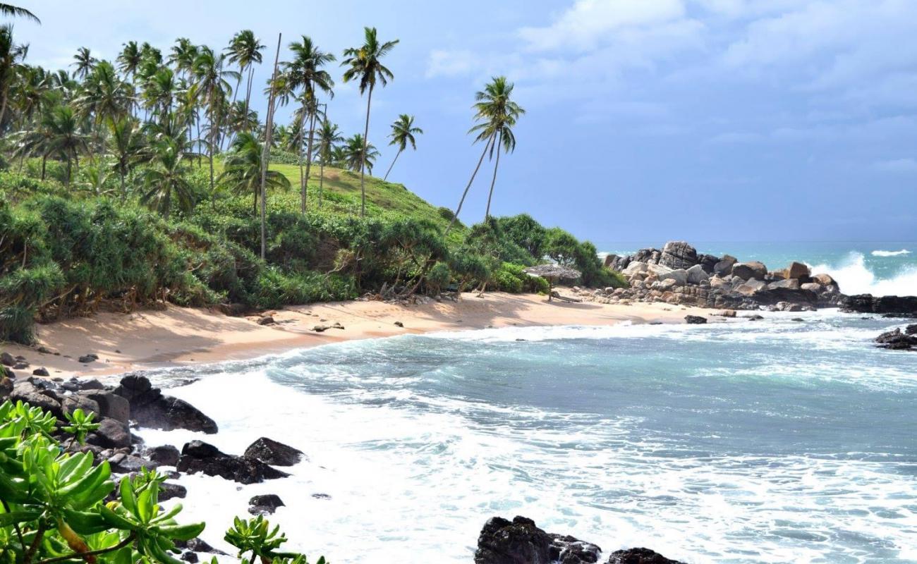 Photo de Niyana Wella Beach avec sable brillant et rochers de surface