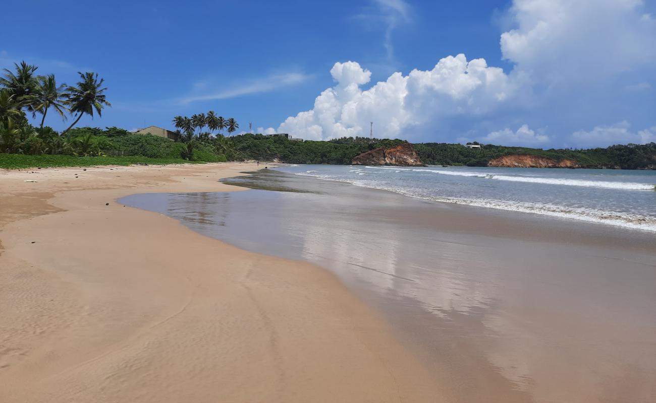Photo de Weligama Beach avec sable beige de surface