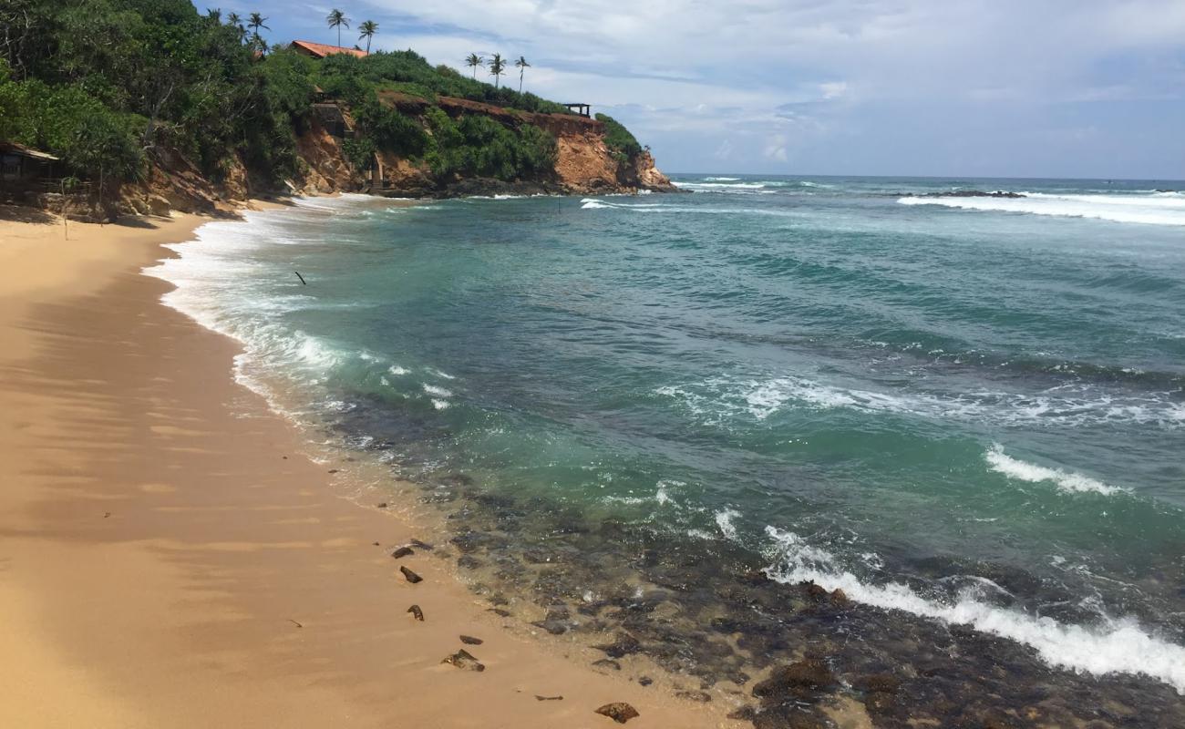 Photo de Abimanagama Beach avec sable brillant et rochers de surface