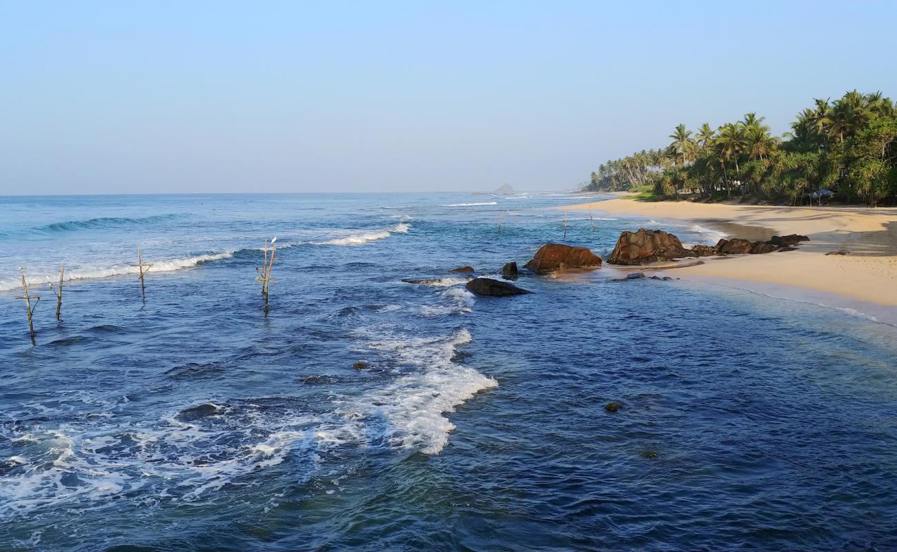 Photo de Coconut Beach avec sable brillant et rochers de surface