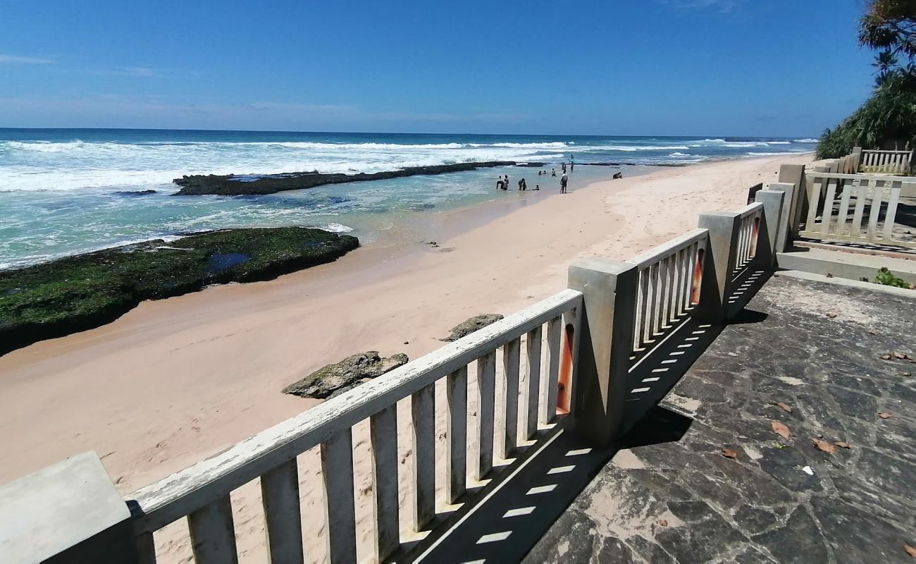 Photo de Besama Natural Pool Beach avec sable brillant et rochers de surface