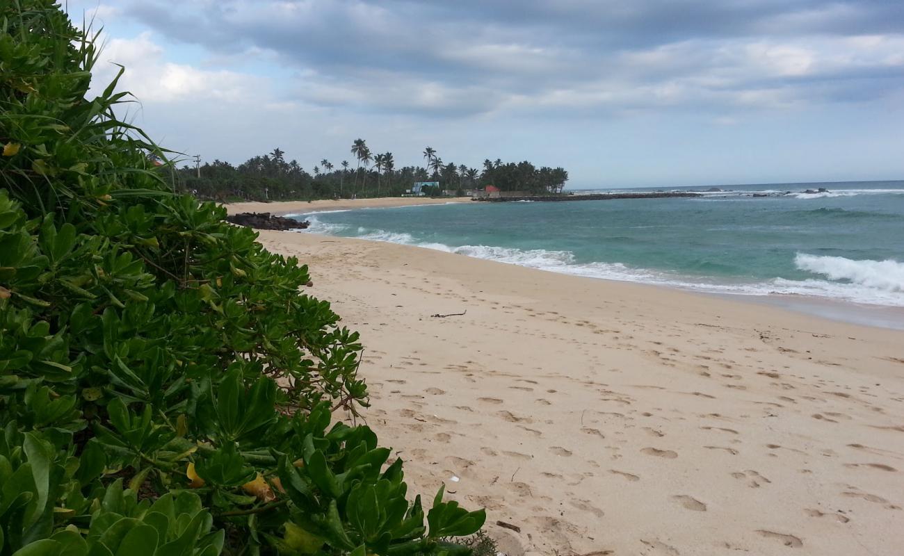 Photo de Midigama Beach avec sable lumineux de surface