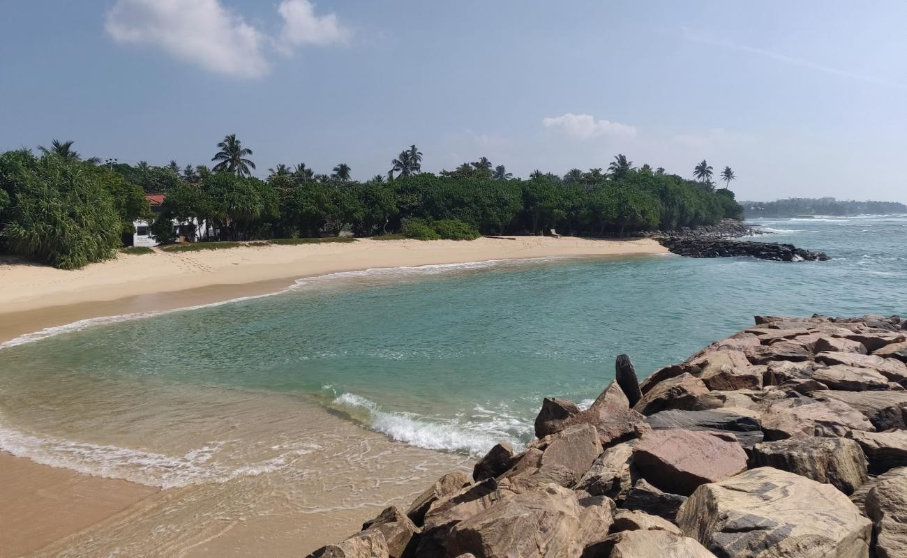 Photo de Midigama Right Beach avec sable fin et lumineux de surface