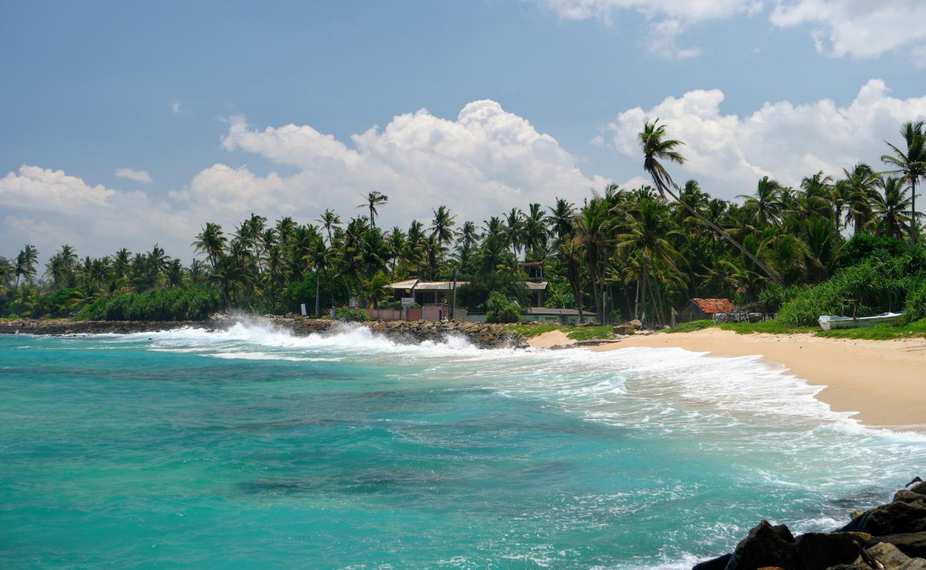 Photo de Ahangama Beach avec sable brillant et rochers de surface