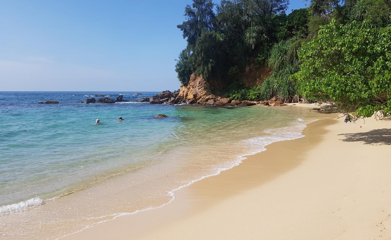 Photo de Ahangama Kanda Beach avec sable lumineux de surface