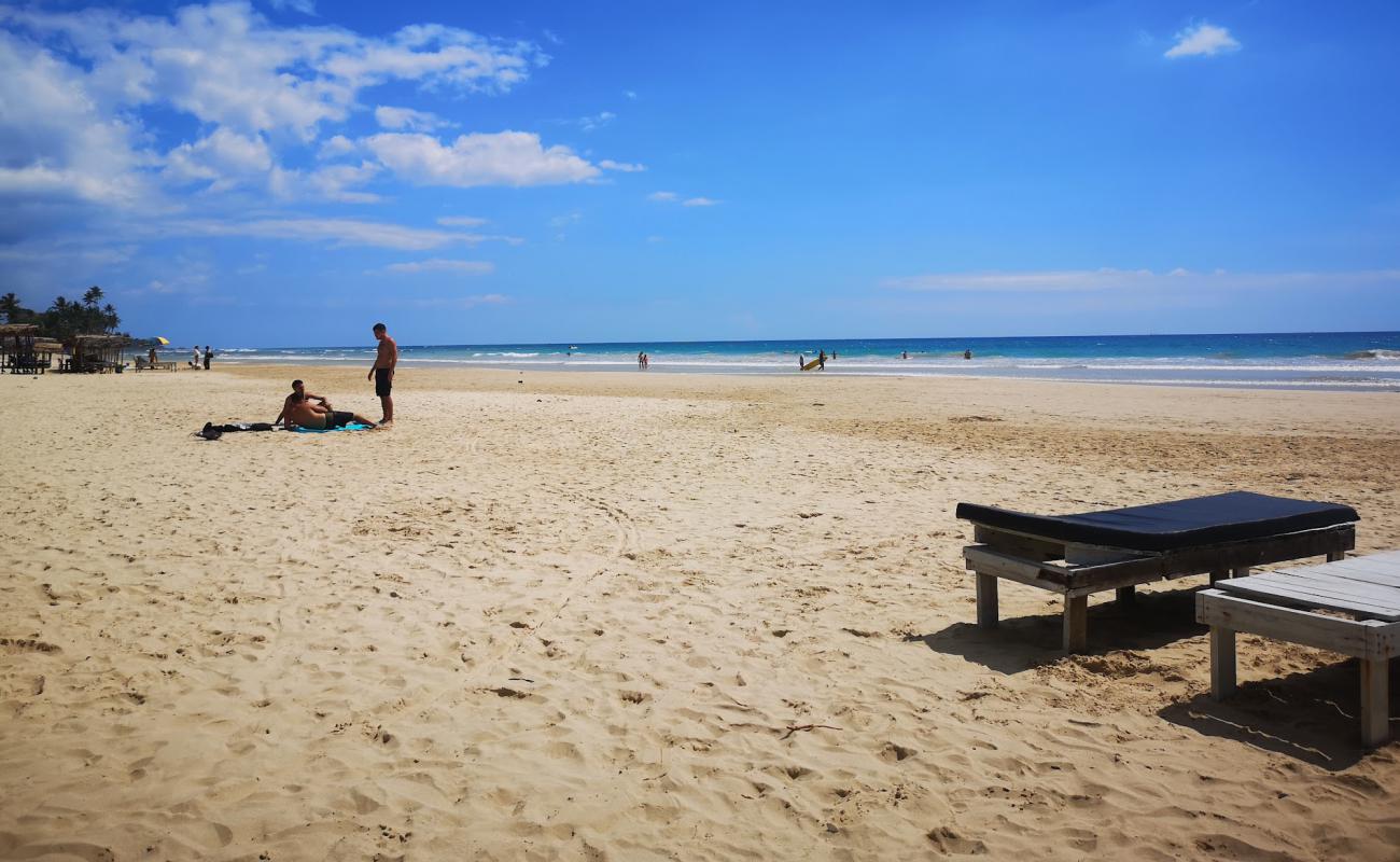 Photo de Kabalana beach avec sable lumineux de surface