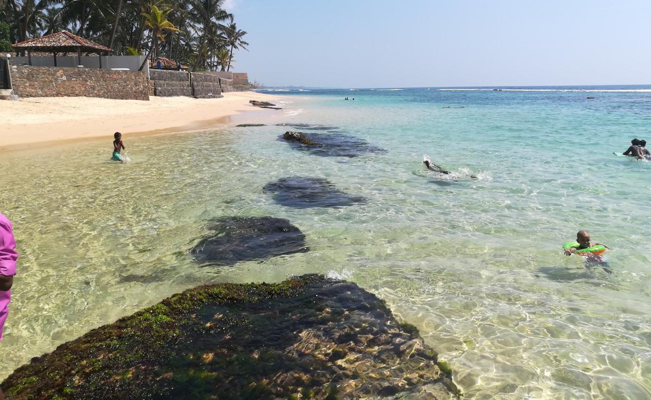 Photo de Heenwella beach avec sable brillant et rochers de surface