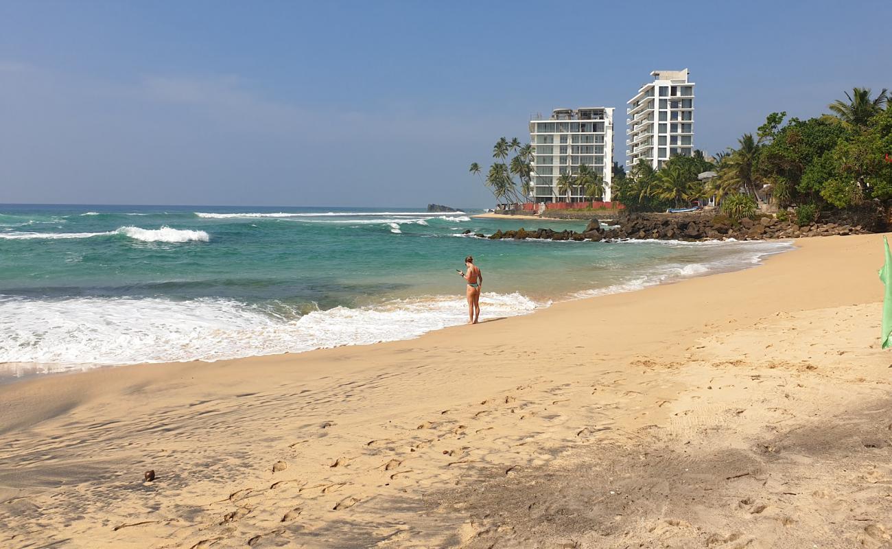 Photo de Mihiripenna Beach avec sable beige fin de surface