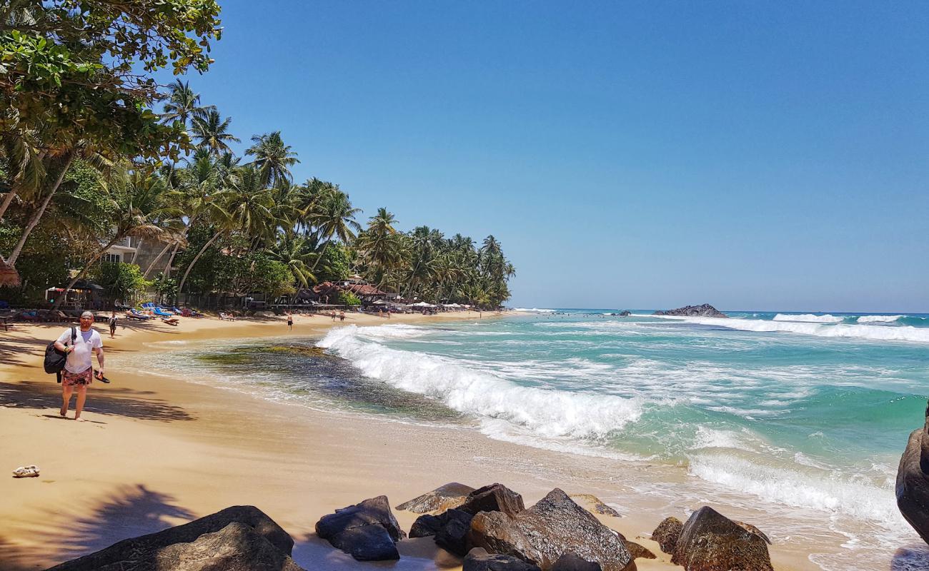 Photo de Dalawella Beach avec sable fin et lumineux de surface