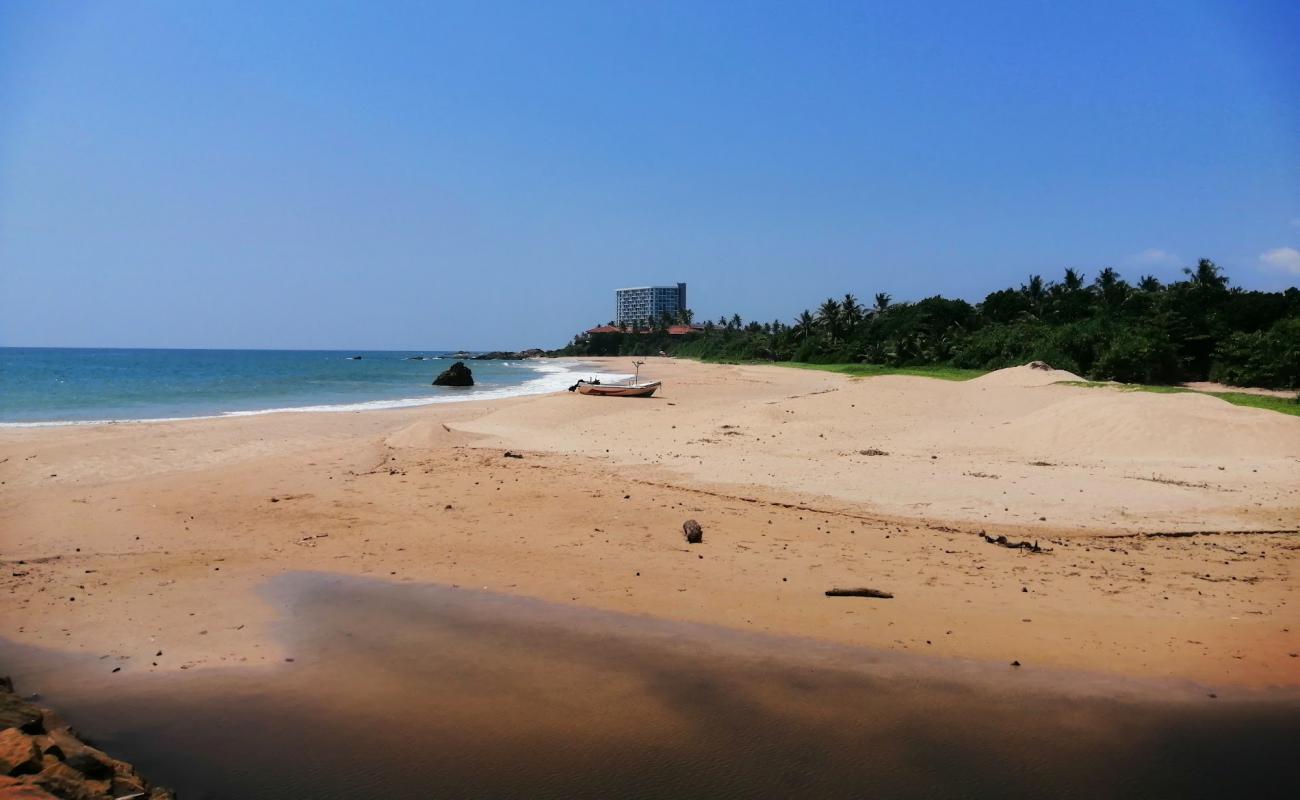 Photo de Mahamodara Beach avec sable lumineux de surface