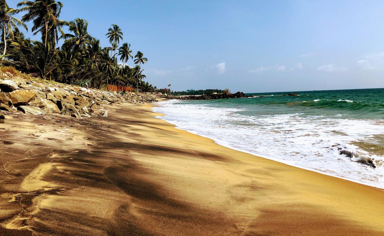 Photo de Pitiwella Beach avec sable lumineux de surface